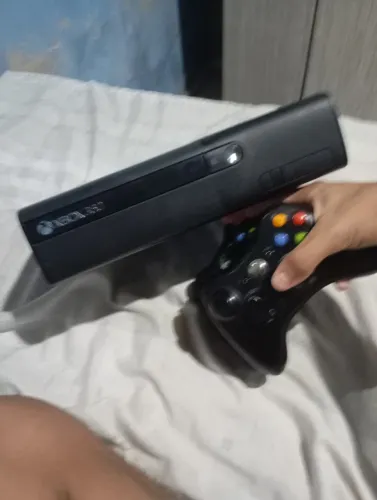 Xbox 360 semi novo, dois controles, uma sacola de jogos