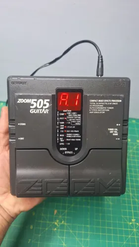 Pedaleira zoom 505 guitar
