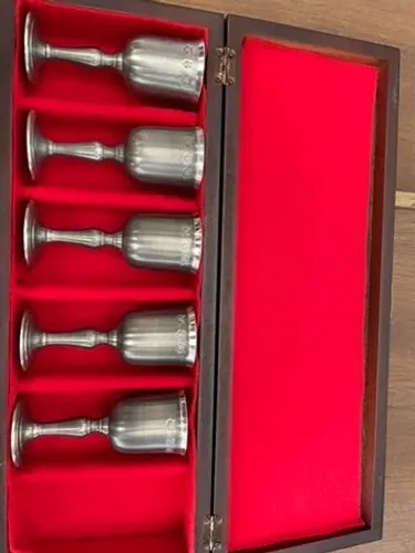 Antigo jogo de 5 taças de licor em estanho