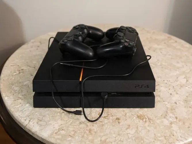 PS4 Fat 1TB Desbloqueado (GoldHEN) + 2 Controles - Impecável