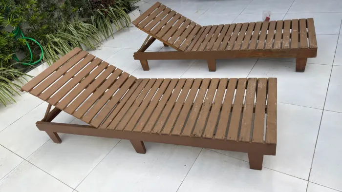 Espreguiçadeira para área da piscina em madeira 