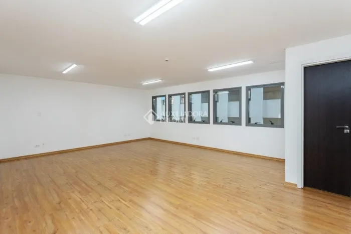Sala comercial com terraço + estrutura para eventos no Cabral (Link-e)
