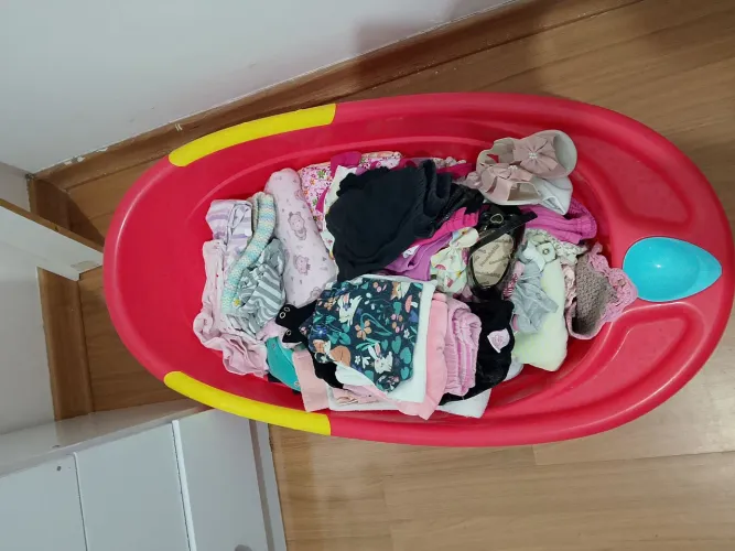 Roupas de bebê e banheira
