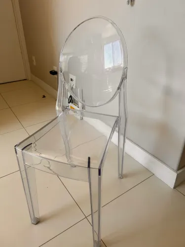 Vendo 4 cadeiras em Policarbonato Transparente