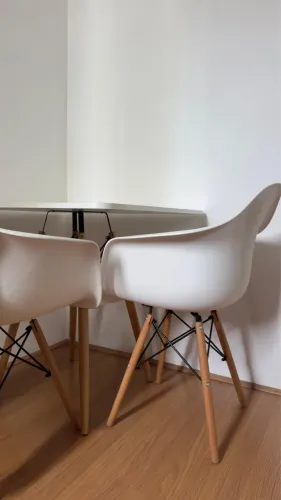 Mesa de Jantar Estilo Nórdico/Eiffel + 2 cadeiras brancas