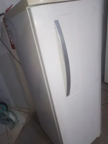 Geladeira eletrolux frostfree 320 litros funciona normal com detalhes como mostra na foto