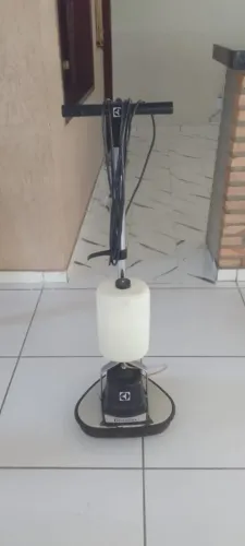 Enceradeira lava e lustra