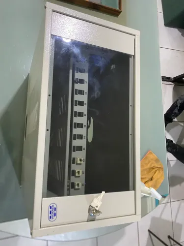 rack metálico com organizador de cabos