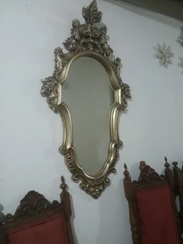Lindo espelho com moldura trabalhado e entalhado ,vidro bisotiado