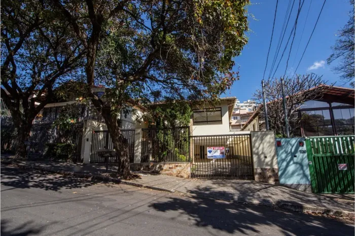 Casa semi-nova com dois pavimentos, elevador e em localização privilegiada!