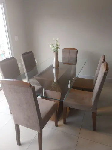 Mesa de jantar com 6 cadeiras.
