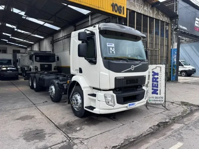 VOLVO VM 270 8X2 BITRUCK ANO 2014 CHASSI 8 METROS CAB LEITO AR COND UNICO DONO