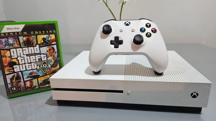 Xbox one s 500gb + gta5 / troco / aceito cartão/ entrego 