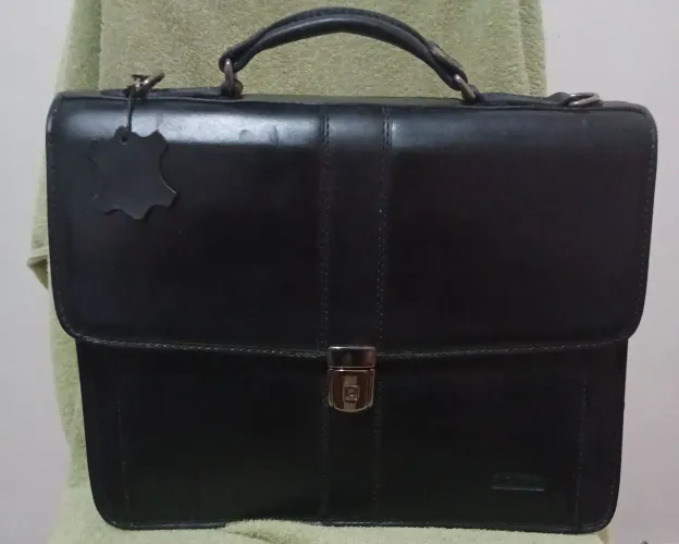 Bolsa executiva em couro, com três divisões.