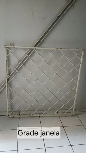 Vende-se uma grade de janela