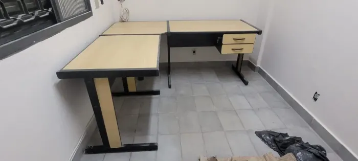 Mesa de Escritório em L Ampla com Gaveteiro e Chave - Excelente Estado!