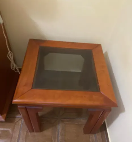 Mesa de lateral em mogno