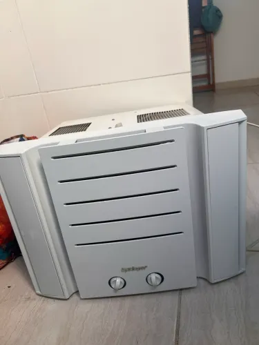 O ar-condicionado de janela Springer Midea de 7.500 BTUs