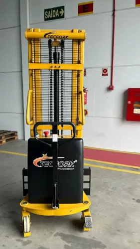 EMPILHADEIRA USADA SEMI ELETRICA TECFORK