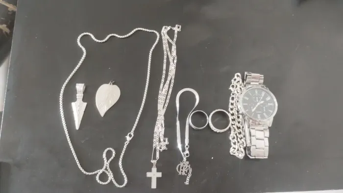 2 3 cordões, 2 pulseiras, 2 anéis, 1 relógio (apenas pulseira do flamengo de prata)