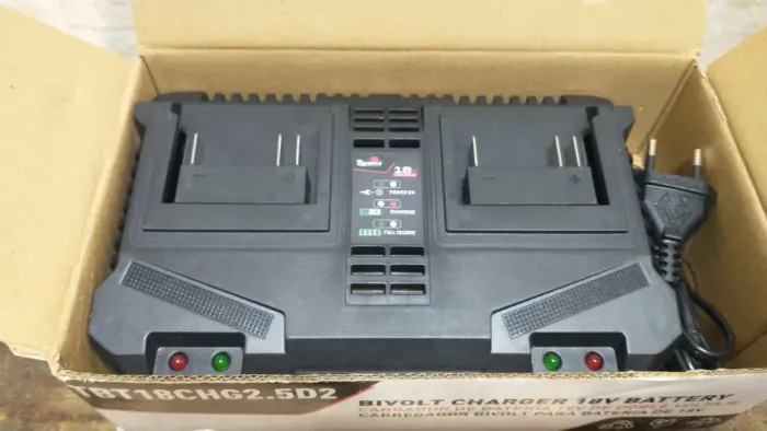 Carregador duplo Toyama (tipo padrão Makita)