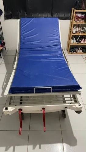 Vende-se cama hospitalar nova + colchão.