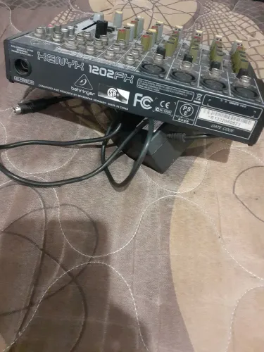 Mesa de som Behringer 12 canais 99 efeitos