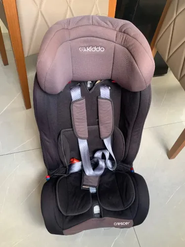 Cadeira/bebê conforto Kiddo Crescer para automóvel, projetada para crianças de até 25kg.