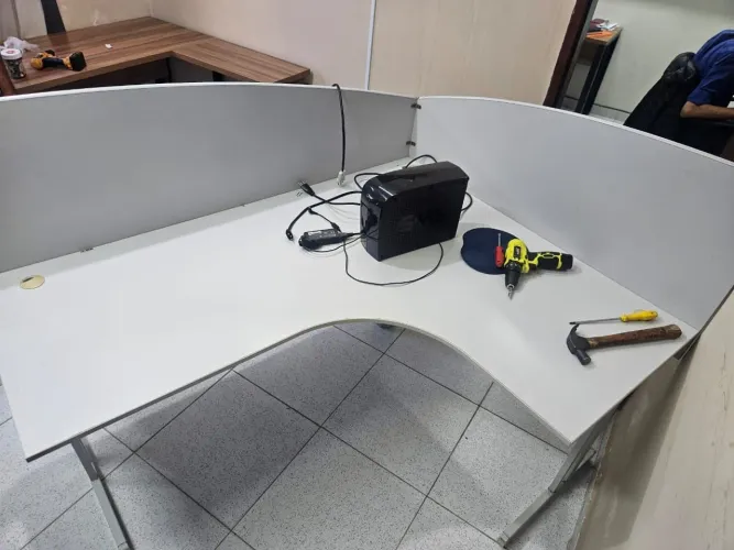 Mesa para escritório usada em l