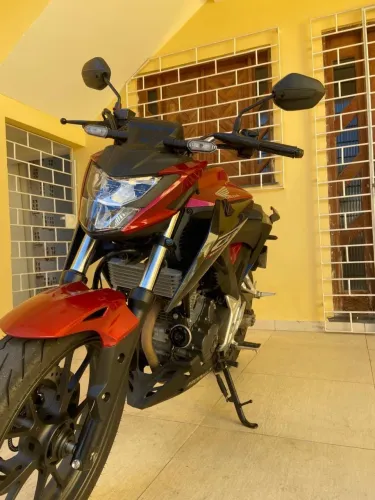 Honda CB 300F com apenas 2.000 KM