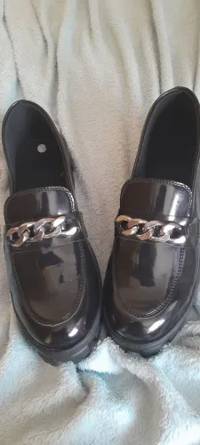 Sapato mocassim com detalhes prateados, tamanho 39 - 41