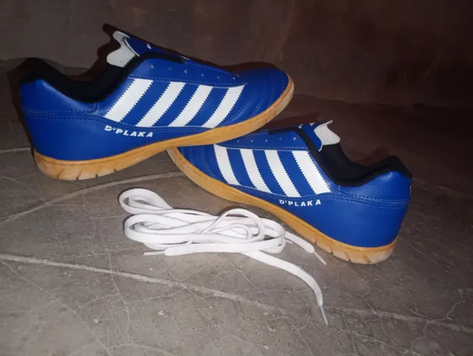 Chuteira azul, D'plaka tamanho 40