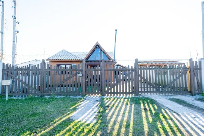 Casa à venda no Laranjal, Pelotas: 90m², 2 quartos, 2 salas, 2 banheiros, piscina, lareira