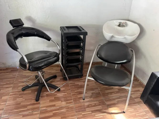 Lavatório de louça. Cadeira e carrinho auxiliar