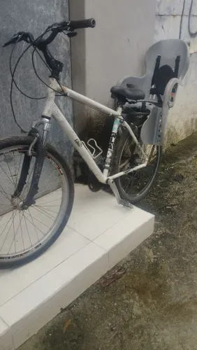 E aro 26 todo em alumínio com cadeirinha traseira para