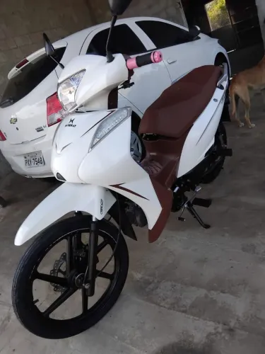Moto bastante conservada só pega e rodar