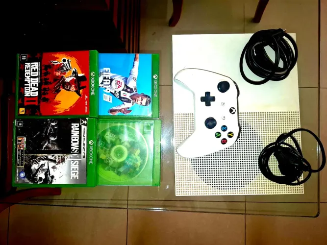Xbox One S + 4 jogos e controle, em perfeito estado