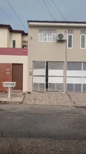 Aluga-se casa 2 suítes em capim macio