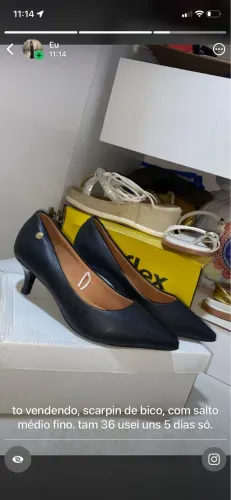 scarpin Vizzano clássico de bico, com salto médio fino aproximadamente 7cm.