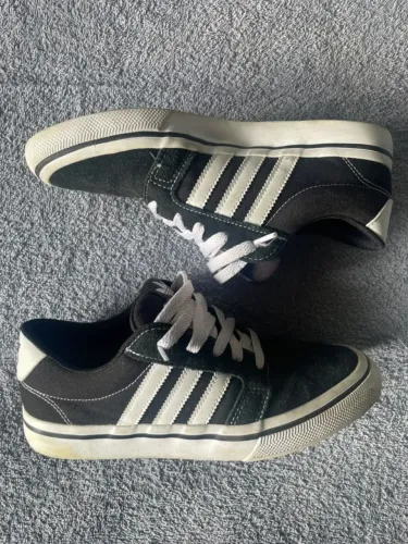 Tênis Adidas Casual Preto e Banco