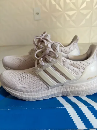 tênis Adidas Ultraboost 1.0 na cor rosa claro