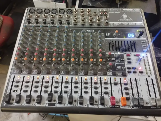 Mesa Behringer X1832usb reparo