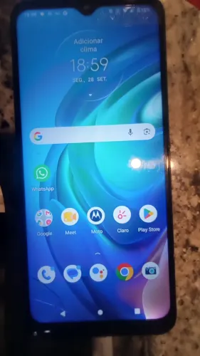 Motorola G10 64GB. Azul. Trincado tela interior esquerdo mas não interfere em nada