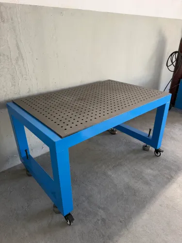Mesa para solda 1500x1000 chapa furo 19 para 2 ton com rodízio e pé estabilizador 