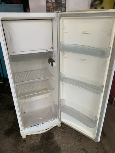 Geladeira consul funcionando tudo certinho entego