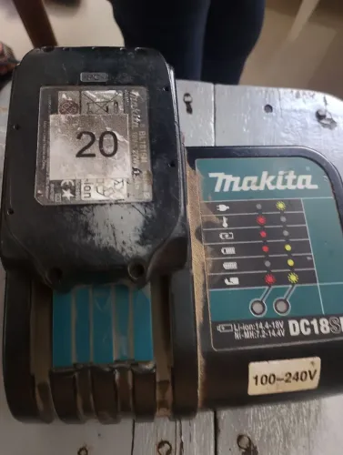 Carregador makita 100-240V