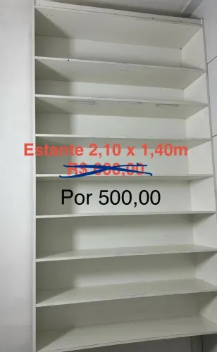 Vende-se estantes de madeira