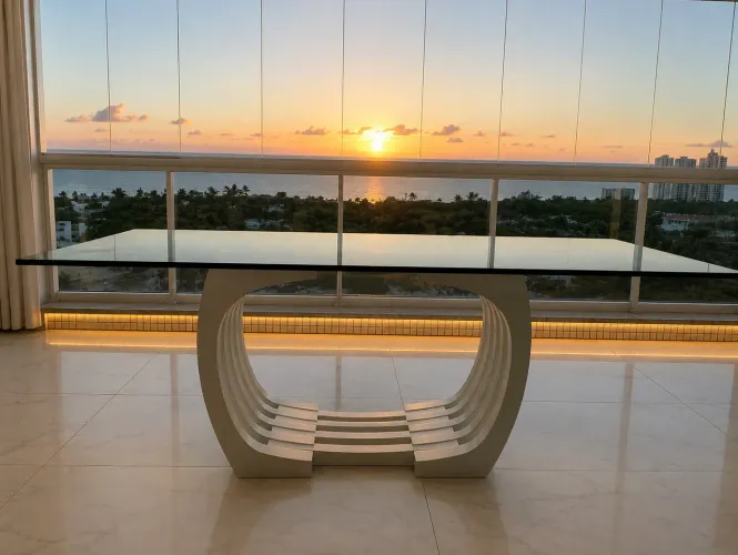 Mesa de jantar de alto padrão com tampo de vidro