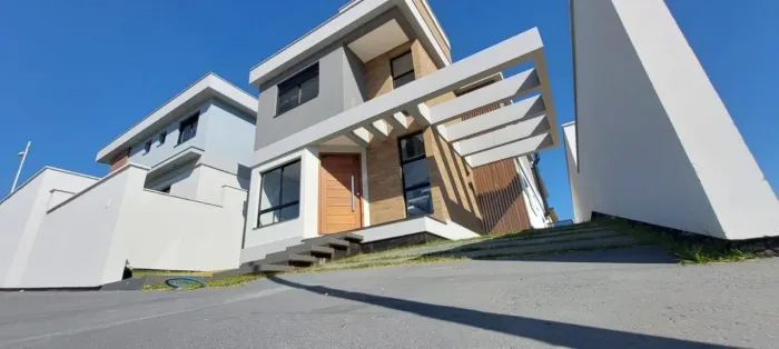 Charmosa Casa em Rio Tavares de 204,57m² por R$ 1.790.000