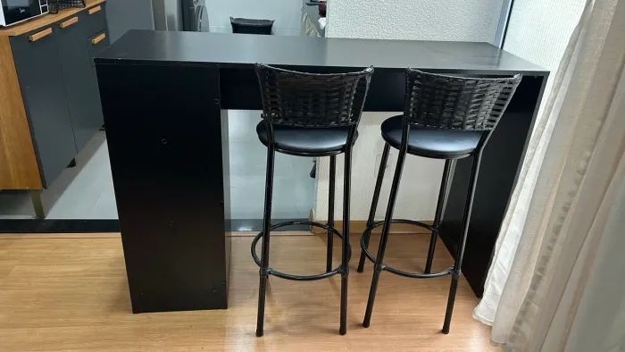 Mesa com banquetas
